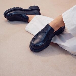 Vagabond Classic Black Leather Loafers